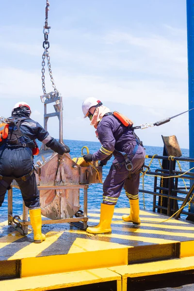 Onboard researchers - Teamwork in marine organism sampling on vessel