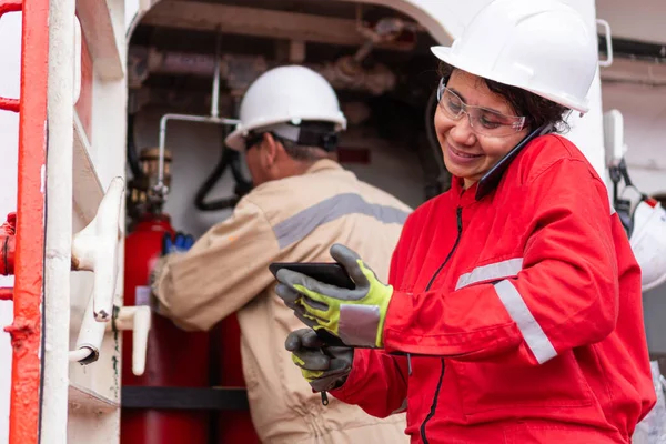 Sanayi profesyoneli aramaları ve dijital verileri yönetiyor, ortak arkaplanda yer alıyor