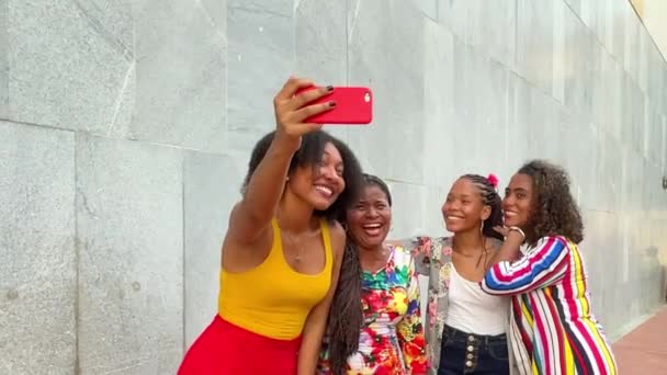 Heureux Amis Multiraciaux Prenant Une Photo Selfie Avec Appareil Mobile — Video