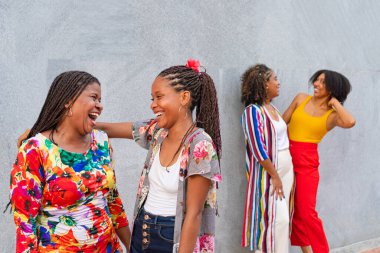 Bir grup arkadaş parkta gülümsüyor ve sarılıyorlar..