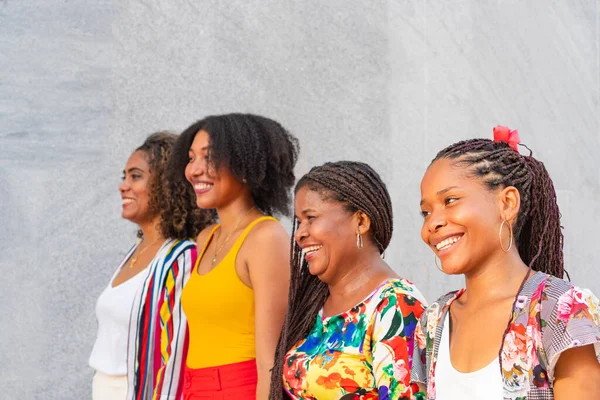 Vidám Fekete Női Barátok Sétálnak Utcán Nappal Jogdíjmentes Stock Képek