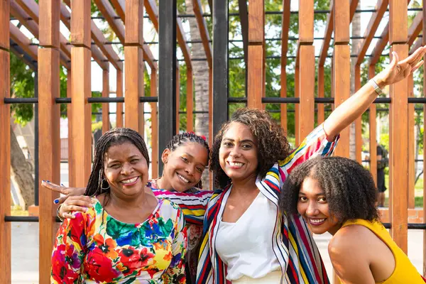 Vidám Fekete Nők Ölelgetik Egymást Parkban Stock Fotó