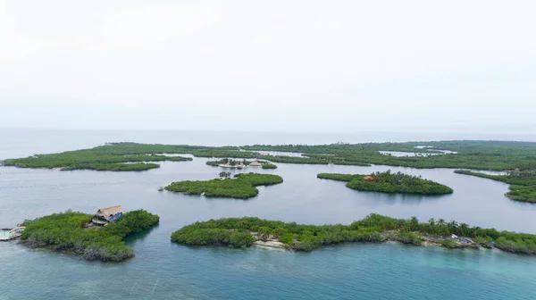 Ostrov Mucura Spatřen Vzduchu Uprostřed Oceánu Domy Uprostřed Moře Souostroví — Stock fotografie