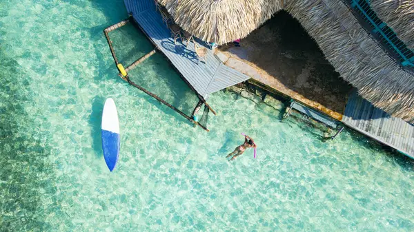Vista Una Mujer Disfrutando Del Mar Caribe Colombiano —  Fotos de Stock