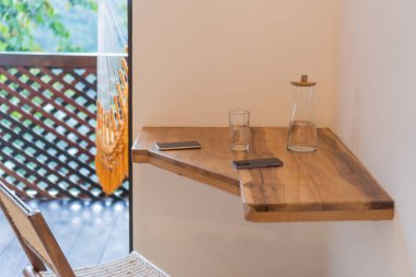 Su şişesi olan masa manzarası