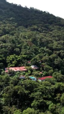 Dağlarda bir ev manzarası