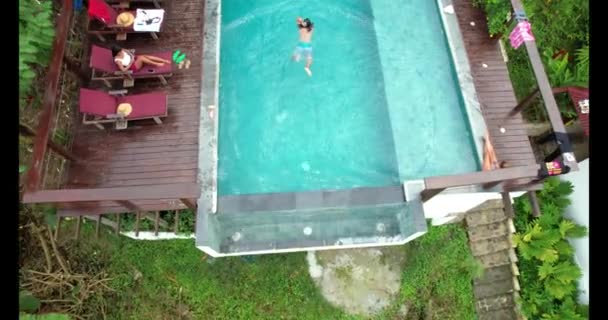 Doğayla Çevrili Bir Havuzda Yüzen Bir Adam Manzarası — Stok video