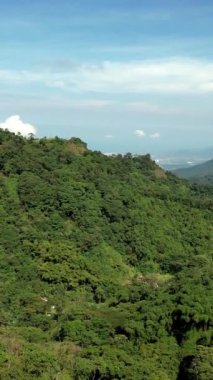 Gün doğumunda dağların havadan görünüşü