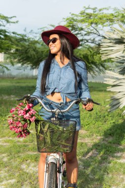 Bisikletli güzel genç bayan..