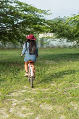 Bisiklet süren bir kadının arka plan görüntüsü