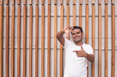 Diş telli genç adam Elle Çerçeveleme