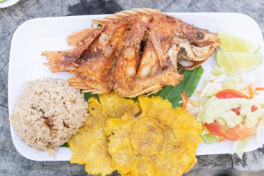 Lezzetli bir geleneksel kızarmış balık yemeği..