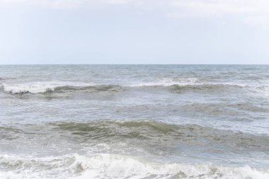Sakin bir okyanusta hafif dalgalar.