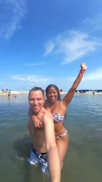 トロピカルリバーエッジで水着で陽気なカップル クリアブルースカイ — ストック動画