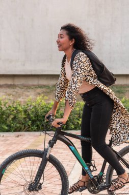 Bisikletli Latin kadın leopar desenli