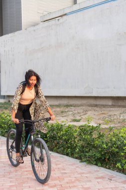Bisikletli genç kadın leopar desenli
