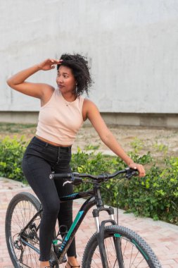 Bisikletçi yansıma ve kentsel arkaplan için durakladı