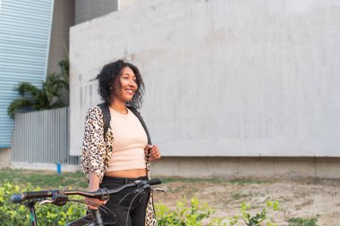 Bisikletli kadın, leopar desenli ceketli..