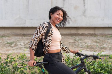 Bisikletli Latin kadın şık giyinmiş.