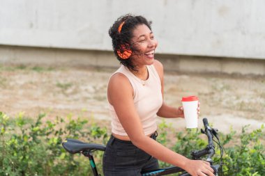 Latin kadınlar müzikle ve içkiyle bisiklet sürmekten hoşlanır.