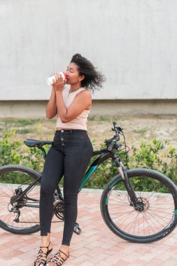 Bisikletçi dışarıda kahve molası veriyor.