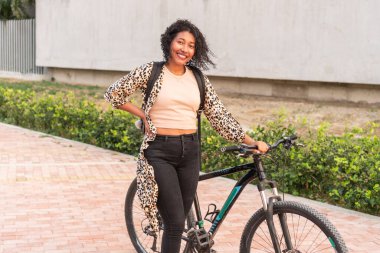 Bisikletli bir kadın, leopar desenli.