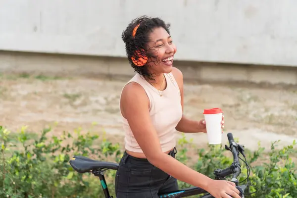 Latin kadınlar müzikle ve içkiyle bisiklet sürmekten hoşlanır.