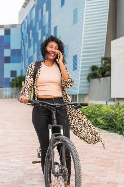 Bisikletli Latin kadın telefonda..