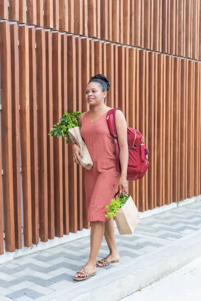 Bakkaliye ve Sırt çantalı Latin Kadın