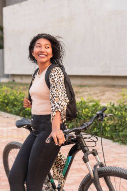 Şehrin Yolu 'nda Bisikletli Latin Kadın