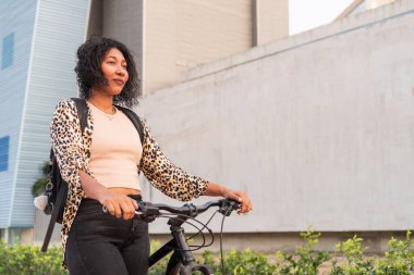 Bisikletli Latin Kadın Dışarıda eğleniyor