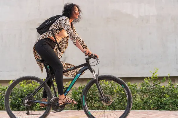 Latin Kadın Bisikleti Dışarıda İtiyor