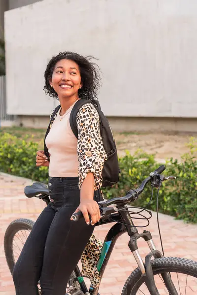 Şehrin Yolu 'nda Bisikletli Latin Kadın