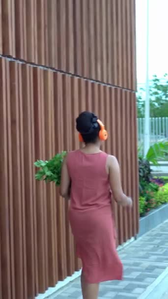 Mujer Con Auriculares Llevando Comestibles — Vídeos de Stock