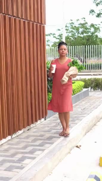 Mercan Elbiseli Kadın Kahve Yeşillik Taşıyor — Stok video