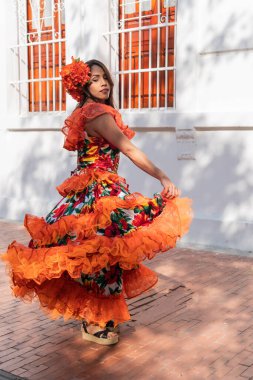 Latin kadın Kolombiya 'da açık havada cumbia dansı yapıyor.