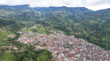 Yeşilliğin ortasındaki Büyüleyici Dağ Kasabası 'nın havadan görünüşü. Jardin, Antioquia, Kolombiya.