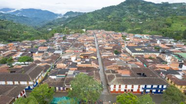 Koloni şehri Jardin Antioquia ve Dağları Kolombiya 'nın panoramik manzarası