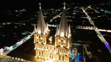 Aydınlanmış İkiz-Spire Katedrali 'nin Gece Hava Görüntüsü. Jardin, Kolombiya