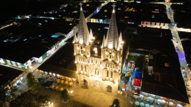 Aydınlanmış Katedral 'in Gece Havadan Görünümü. Jardin, Kolombiya