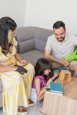 Latin Aile Bağlanma Saati Oturma odasında Oyuncaklarla Oynamak
