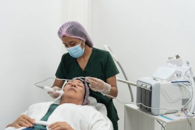 Yetenekli güzellik uzmanları cilt sağlığını geliştirmek ve yenilenmeyi desteklemek için ileri teknoloji kullanıyor.