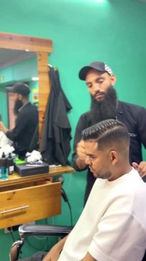 Modern berber dükkanında erkek müşterinin profesyonel berber stili saçı.