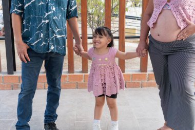 İspanyol ailesi birlikte dışarıda vakit geçiriyorlar. Aşkı, birliği ve ebeveyn bakımını temsil ediyorlar.