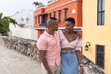 Sevgili çift tarihi Cartagena şehrinde romantik bir yürüyüş yapıyor.