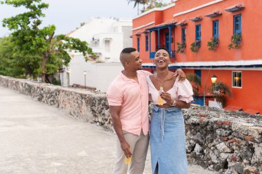 Kartagena 'nın tarihi duvarında gülüp eğlenen bir çift.