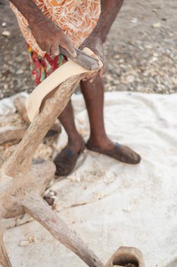 Kaba ellerle ahşap bir heykeli zımparalamak eşsiz bir sanat eseri yaratıyor.