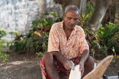Yaşlı bir adam keski ile odun oyma, eski bir zanaat açık hava göstermek