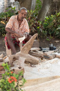 Usta zanaatkar el aletleriyle geleneksel ahşap heykeli ustalıkla şekillendiriyor.