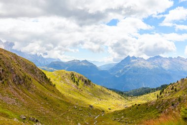 İtalyan Dolomitleri 'ndeki güzel dağ manzarası
